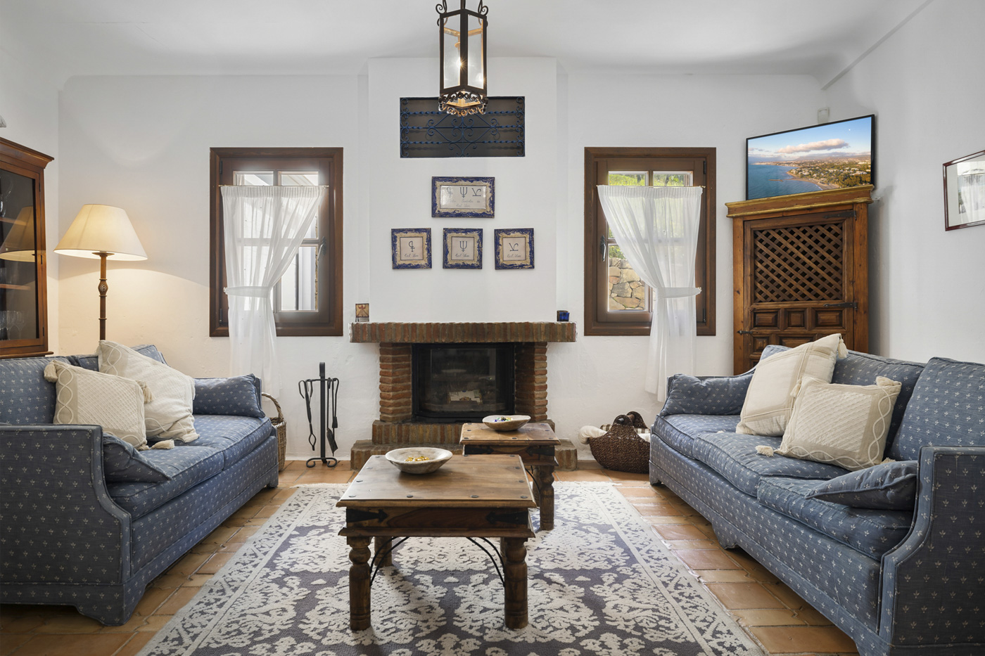 Sitting area with fireplace